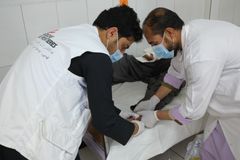 Lääkärit Ilman Rajoja -järjestön lääkäri hoiti ammuskeluissa loukkaantunutta potilasta järjestön sairaalassa Lashkar Gahissa toukokuussa 2021.