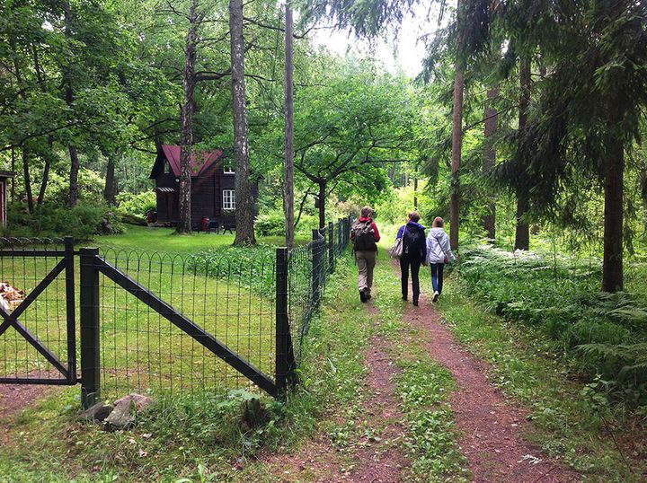Ulkoilijoita Vartiosaaressa. Kuva: Kaisa Pajanen.