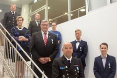 Kuvassa alhaalta oikealta lähtien mitalinsaajat: Jesse Vilja, Kaj Ranta, Leif Lindman, Fredrik Kontinen, Mari Pakola. Pakolan vieressä kuvassa vasemmalla Etelä-Suomen aluehallintoviraston ylijohtaja Merja Ekqvist, takana oikealla pelastusylitarkastaja Ilkka Heinonen ja vasemmalla pelastus ja varautuminen -vastuualueen johtaja Tommi Laurinen. Kuva: Riku Nikkilä.
Jos tarvitset kuvasta korkealaatuisen version tai vaihtoehtoisia kuvia, ota yhteys: johanna.koskela@avi.fi.