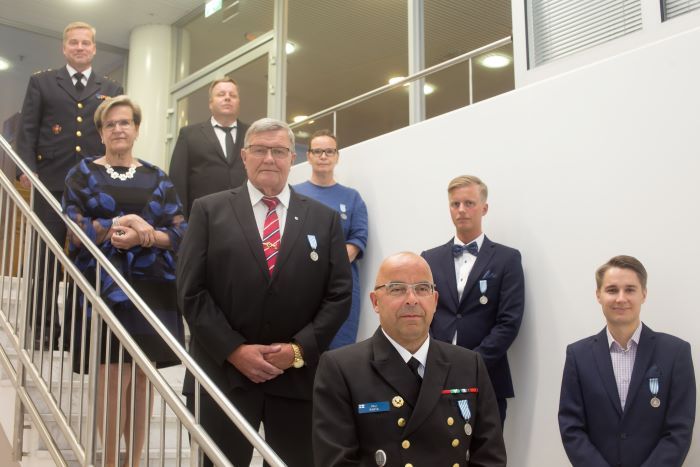 Kuvassa alhaalta oikealta lähtien mitalinsaajat: Jesse Vilja, Kaj Ranta, Leif Lindman, Fredrik Kontinen, Mari Pakola. Pakolan vieressä kuvassa vasemmalla Etelä-Suomen aluehallintoviraston ylijohtaja Merja Ekqvist, takana oikealla pelastusylitarkastaja Ilkka Heinonen ja vasemmalla pelastus ja varautuminen -vastuualueen johtaja Tommi Laurinen. Kuva: Riku Nikkilä.
Jos tarvitset kuvasta korkealaatuisen version tai vaihtoehtoisia kuvia, ota yhteys: johanna.koskela@avi.fi.