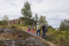 Vasikkasaaren tapaiset uudet virkistyskohteet Helsingin saaristossa jakavat kävijämääriä tasaisemmin suosikkikohteiden, kuten Suomenlinnan tai Vanhankaupunginlahden, ulkopuolelle. (Kuva: Teemu Saloriutta)