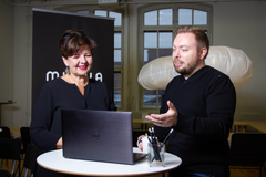 Kuvassa Taina Riipinen ja Tommi Siljamäki Muovan tiloissa.