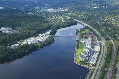 Ylistö (vas.) ja Mattilanniemi rakennuksineen Jyväsjärven rannoilla ovat osa Jyväskylän yliopiston kampusta.