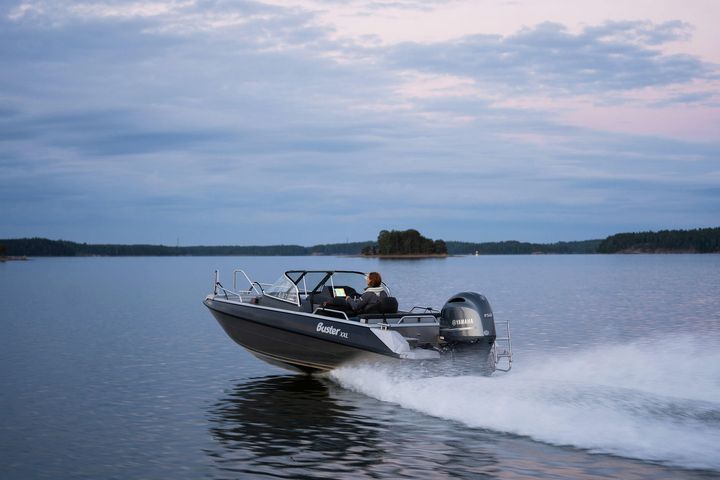 In addition to cruising at the most economical speed, it is also important to optimise the trim on boats with outboard motors. Trimming the boat by adjusting the angle between the outboard and transom shortens the waterline by raising the bow above the water.