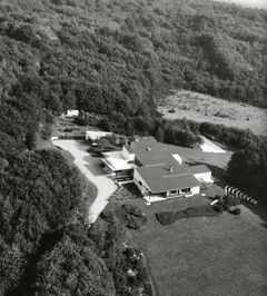 Alvar Aalto: Maison Carré. Strategisesti metsän reunaan sijoitettu ylellinen huvila rinteessä,
jonka alla on hedelmätarhoja. Talosta avautuu näkymä kohti upeaa tasankomaista kulttuurimaisemaa. Kuva: Alvar Aalto -säätiö