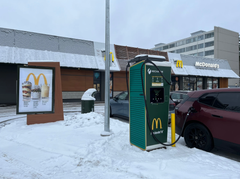 Kaivokselan McDonald'sin sähköauton lataustolppa.