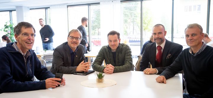 Vasemmalta Rene Klepp (AVANS), Kenneth Norrgård, Niels Willemsen (AVANS), Peter Smeds ja Thomas Sabel (VAMK) keskustelemassa ohjelman yksityiskohdista.