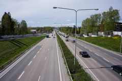 Länsiväylä kuvattuna Katajaharjuntien sillalta. Taustalla Koivusaari.
