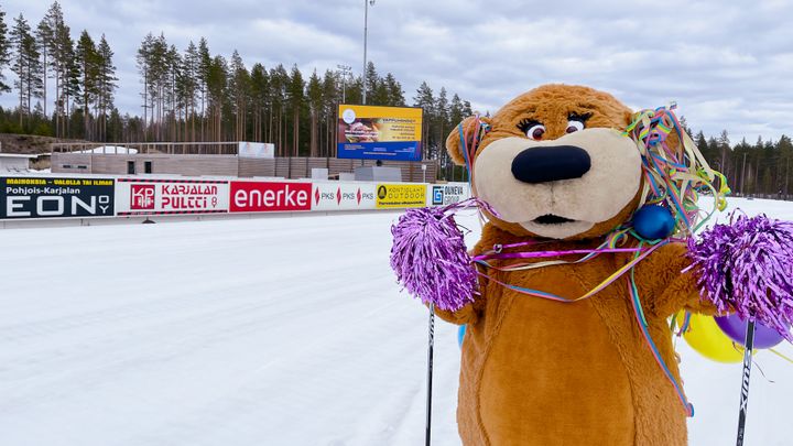 Ampumahiihdon MM-kisojen maskotti Nelly kutsuu päättämään maastohiihtokautta Kontiolahden ampumahiihtostadionille vaikka vappuasusteissa. Kuva: Kontiolahti Outdoor.  