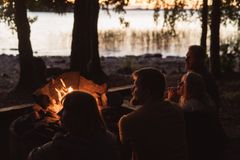 Läsnäoloharjoitus Pielisen rannalla. Uumen-ohjelmat, Pohjois-Karjalan Osuuskaupan Sokos Hotellit.