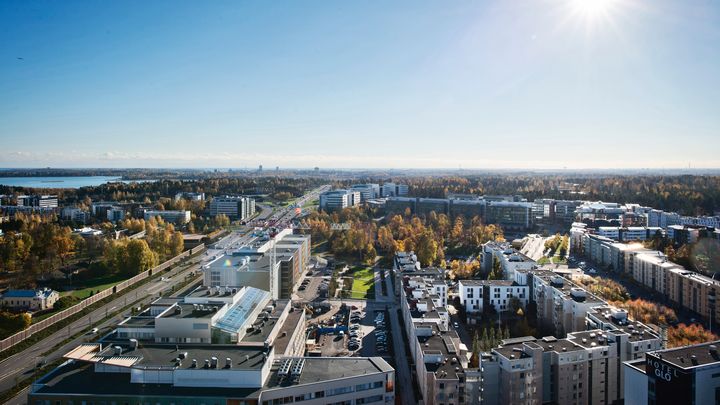 Esbos mål är att stadens koldioxidhandavtryck, dvs. positiv klimatpåverkan, ska vara större än klimatavtrycket. "Vi koncentrerar oss alltså inte bara på vårt eget klimatavtryck, utan vi arbetar aktivt för att skapa en globalt sett hållbar framtid ", säger stadsdirektör Jukka Mäkelä. (Foto: Esbo stad/Heidi-Hanna Karhu)