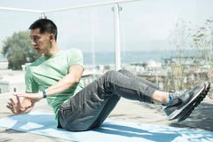 Fitbitin maksullinen valmennuspalvelu analysoi Fitbit-käyttäjän yksilöllistä dataa ja aktiivisuustasoa ja räätälöi niiden perusteella harjoitusaikataulut, -ohjelmat ja muut keinot tukemaan tavoitteiden saavuttamista.