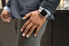 Fitbit Blazen suunnittelussa on panostettu jokaisen henkilökohtaiseen tyyliin ja kellon personointiin. Vaihdettavat rannekkeet on tehty aidosta nahasta, ruostumattomasta teräksestä ja kulutusta kestävästä elastomeerista.