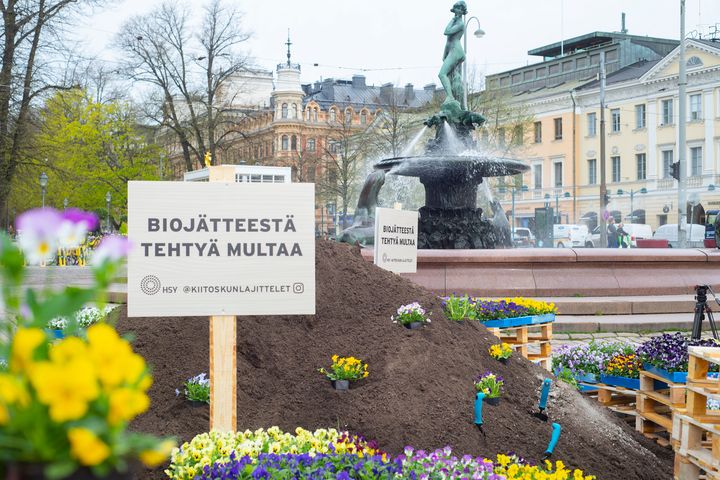 Biojätteen lajittelu laajenee kaikenkokoisiin asuinkiinteistöihin uusien jätehuoltomääräysten myötä. HSY jakoi biojätteestä tuotettua kompostimultaa asukkaille toukokuussa järjestetyssä Mullankumous-tempauksessa. Ravinteikkaan viljelymullan ohella HSY tuottaa biojätteestä biokaasua, mikä tukee Suomen energiaomavaraisuutta. Kuva: HSY/Anniina Nissinen  