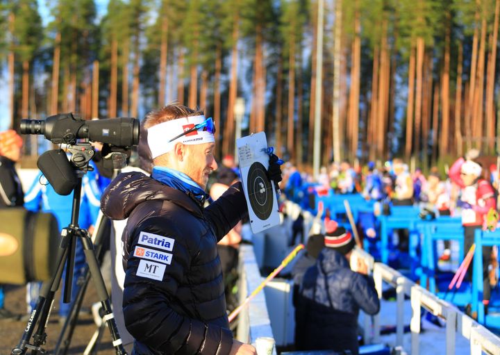 Päävalmentaja toi jo kesän maajoukkueleireille uusia tuulia ampumapenkkatyöskentelyyn sekä muuhunkin harjoitteluun. Kuva: Esa Kinnunen.