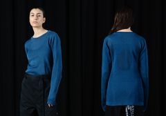 Sinisen topin kuitu saatiin uudelta pilottilinjastolta. Sen raaka-aine on suomalainen koivusellu. Topin suunnittelivat Kasia Gorniak ja Elina Onkinen. Aalto-yliopisto / Diana Luganski