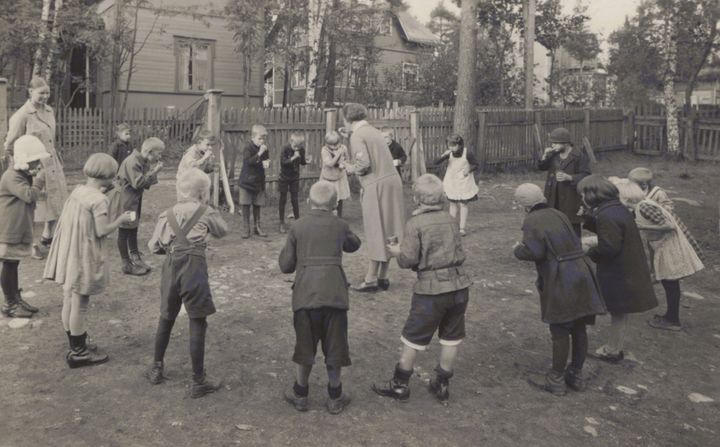 Hampaiden pesuharjoitus koulun pihalla Haagassa 1920-luvulla. Kuva: MLL:n arkisto