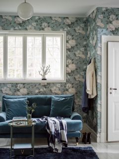 Suurikuvioista, eleganttia Peony-kukkatapettia koristavat kukkivat pionit. Tapetista on saatavilla neljä värivaihtoehtoa, joissa on hohtava, valoa kauniisti toistava painatus. Upea tapetti niin olohuoneeseen kuin makuuhuoneeseen!