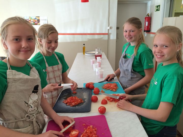 Lähes 2 500 lasta ovat kokkaileet ja tutustuneet ruoan alkuperään ruokakouluissa nelivuotisen Ruokakoulu-Matskolan hankkeen aikana.