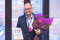 Nokia Arenan toimitusjohtaja Marko Hurme vastaanotti palkinnon Visit Festivaleilla. Kuva Laura Vanzo, Visit Tampere