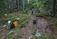 Arkeologit Jasse Tiilikkala (vas.) ja Ville Laakso Havukkakallion arkeologisilla kaivauksilla elokuussa 2021.