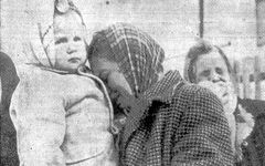 Väitöskirjan kannessa julkaistussa kuvassa on osa Kotimaan etusivua 80/6.11.1956. Julkaistu Kotimaan luvalla.