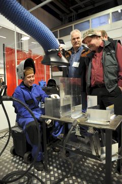 JoinTec-messuilla mitellään taidoista hitsauskilpailussa. Kuva: Messukeskus (FinnTec 2012 -messut)