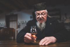 Munkit toivat tislaustaidon arabeilta Eurooppaan 1000-luvulla, minkä jälkeen alkoholin tislaus on ollut osa luostareiden elinkeinotoimintaa. Kuvassa Valamon luostarin munkki Andreas. Kuva: Kert Lipponen.