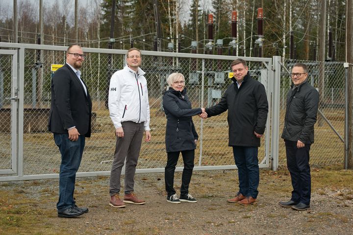 Sulkavalla yhteistyön merkeissä tapaamassa vasemmalta lukien kunnanvaltuuston pj Eetu Nissinen, kunnanjohtaja Juho Järvenpää, kunnanhallituksen pj Kaisa Ralli, Lumme Energian tj Tapo Lehtoranta ja Solarigo Systemsin myyntijohtaja Olli-Pekka Purhonen.