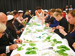 Seppeleiden valmistusta vuoden 2016 promootiossa entisen yleisen seppeleensitojattaren Anna Vilkunan johdolla.