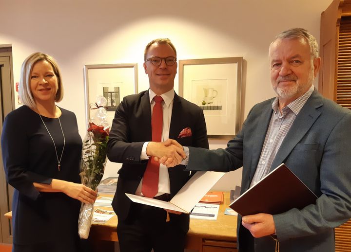 Keski-Pohjanmaan Osuuspankin lahjoituksen luovutti Jyrki Rantala (kesk.) Mikko Viitasalolle ja Tanja Risikolle.