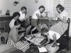 NNKY aloitti pakolaistyön 1950-luvulla. Kuvassa Turun NNKY:n pakolaiskerho, joka toiminnallaan keräsi varoja ulkomailla tehtävään pakolaistyöhön. Kuva on otettu vuonna 1959.