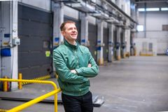 S-ryhmä avaa automaatioavusteiset ruoan keräilykeskukset vuoden 2024 aikana. Kuvassa HOK-Elannon ruoan verkkokaupan kehitysjohtaja Jukka Ranua tulevassa automaatiokeskuksessa Vantaalla. Kuva: Lari Lappalainen