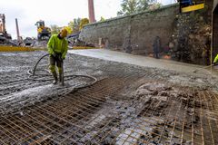 Tässä kohteessa käytettiin nopeammin kovettuvaa betonilaatua, jotta laatta sai riittävän lujuuden. Betoni jatkaa lujuuden kehitystä myös veden alla.