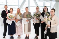 Nationalspråksnämndens ordförande Harry Bogomoloff och  mottagarna av årets tvåspråkighetspris: Jannika Hudd, Maria Rahikainen, Janina Ahrenberg, Laura Sarkki, Jannika Aalto och Anna Lampenius. På bilden saknas Alexandra Rostedt och Mikaela Trogen.