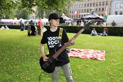 11-vuotias Veeti Huru saapui Helsinkiin soittamaan rockia Oulusta saakka Kuva: Pekka Mustonen
