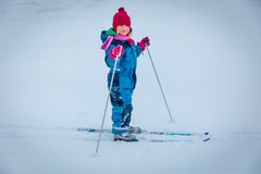 Talviolympialaiset liikuttavat lapsia Hämeenlinnassa ja Lahdessa muun muassa hiihdon parissa.