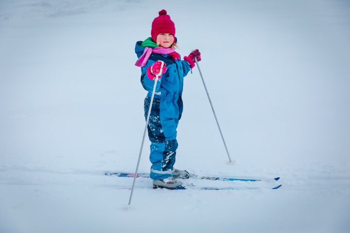 Talviolympialaiset liikuttavat lapsia Hämeenlinnassa ja Lahdessa muun muassa hiihdon parissa.
