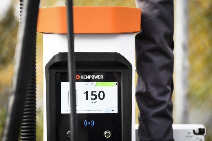 Kempower S-Series charging solutions are ideal for
locations with heavy-duty usage and where a
high number of charging points are needed –
such as gas stations, shopping centers, logistics
centers, and large bus and truck depots.