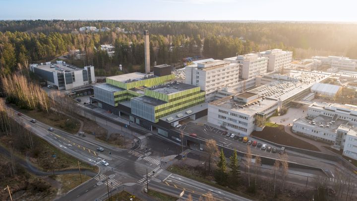 Jorvin sairaala Turuntien suunnasta. Päivystyslisärakennus on rakennettu Turuntien puolelle sairaalan pohjoispäätyyn.