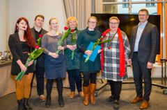 Sivistyspalkinto luovutettiin 15.11. Kuvassa vasemmalta lukien puheenjohtaja Maija Linkola ja toiminnanjohtaja Jesse Kareinen (Helsingin Vihreät Nuoret), koordinaattori Katri van Wensen (Helsingin NNKY), ympäristökasvatuksen koordinaattori Ulla Kajaluoto Helsingin kaupungin nuorisopalveluista, SATAKOLKYT-koordinaattori Eeva Puustjärvi sekä Kansanvalistusseuran valtuuskunnan puheenjohtaja Sirpa Pietikäinen ja toimitusjohtaja Lauri Tuomi. Kuva: Maarit Hohteri