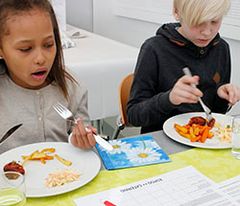 Espoon Kirkkojärven koulun ruokaraatilaiset Vanessa Ruuskanen ja Oskari Reinikainen arvioivat kilpailutöitä kasvisruokakilpailussa.