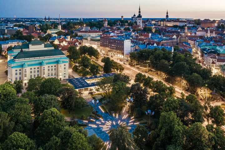 Tallinna vastaanottaa Euroopan komission myöntämän Euroopan vihreä pääkaupunki -palkinnon 21. tammikuuta. Juhlavuosi sisältää kymmeniä kestävää kaupunkikehitystä esitteleviä tapahtumia ja Tallinna kutsuu myös kansanvälisiä yhtiöitä testaamaan omia vihreää siirtymää edistäviä innovaatioitaan käytännössä. Palkinto myönnetään vuosittain yli 100 000 asukkaan eurooppalaiselle kaupungille, joka on ottanut toiminnassaan esimerkillisesti huomioon ympäristön, yhteiskunnan ja talouden kestävyyden. Kuva: Visit Estonia