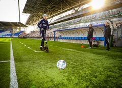 ”On hienoa, että meidän toiveemme skuuttikumppanuudesta toteutui suomalaisen Augmentin kanssa. Ketterä sähköskuutti helpottaa liikkumistamme Stadissa ja on muutenkin hauska peli”, kertoo HJK:n keskikenttäpelaaja Sebastian Dahlström.