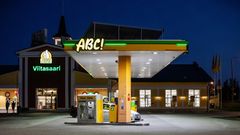 ABC Viitasaaren yhteyteen on avattu suurteholatausasema, jossa voi yhtä aikaa ladata kuutta autoa. Kuva: Timo Heikkala