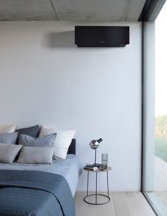 Daikin Emura -ilmalämpöpumpun värivaihtoehdot ovat hopea, mattavalkoinen ja mattamusta. Myös tyylikkään kaukosäätimen etupaneeli on sovitettu sisäyksikön sävyihin.