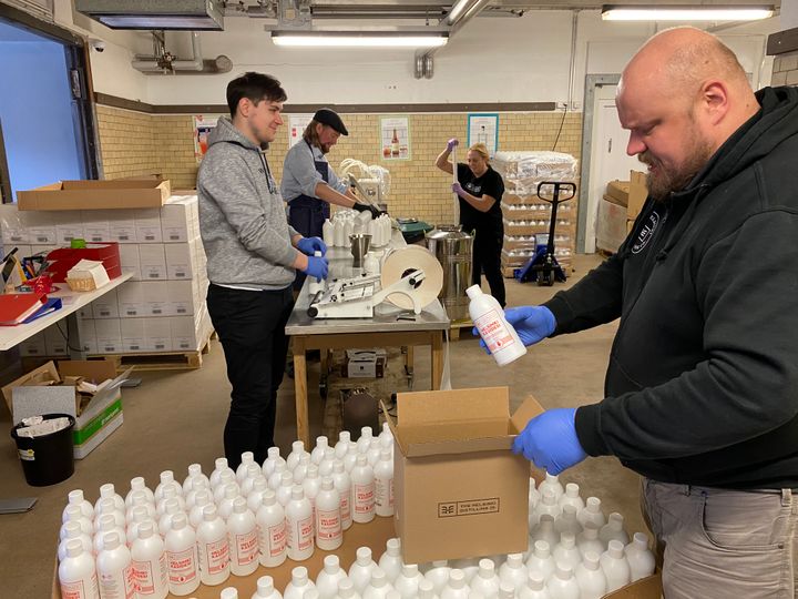 The Helsinki Distilling Company pystyy arvioittensa mukaan pullottamaan Helsinki Käsidesiä puolen litran pulloihin 5000 litraa viikossa. Ennakkotilauksia tislaamo on vastaanottanut ennen tuotannon aloittamista jo yli 60 000 pullolle. Martti Levo, Kai Kilpinen, Andi Beckley ja tislaamomestari Mikko Mykkänen pullottamassa Helsinki Käsidesiä. Kuva: Samuel Sorainen