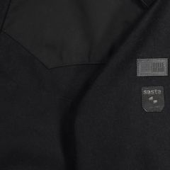 Kestävästä kierrätysvillasta valmistettu Billebeino X Sasta Territory Jacket -sarkatakki on Sastan ja Billebeinon yhteinen näkemys klassisesta duffelitakista. Takissa on useita teknisiä yksityiskohtia ja suojaava sekä säädettävä huppu.
Materiaali: 70 % kierrätysvilla, 20 % polyesteri, 5 % polyamidi, 5 % muut kuidut.
Valmistettu EU:ssa (valmistusmaa Viro).
Malli: Unisex
Koot XS-XXL
Hinta 296 euroa
Myynti www.billebeino.com sekä Aukia-myymälät Tampereella ja Vaasassa.