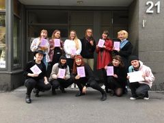 Nuorten Open Mic -tilaisuuksien nuoria toiminnasta julkaistun Voidaan puhua jossitellen -kirjan (Kosmos) julkistamistilaisuudessa. Kuva: Otto Eric.