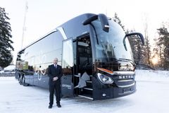 Lehtimäen Premium-matkustusluokassa kuljettaja huolehtii matkustajien viihtymisestä hovimestarin tapaan.